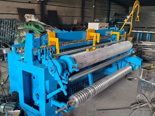 Anchura de la malla tamaño de la abertura de 7 pies máquina soldada con autógena de la malla de alambre de 1 pulgada